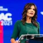 Kristi Noem insiste sur le fait que le chien de 14 mois qu'elle a abattu et tué "n'était pas un chiot", comme si cela rendait l'histoire moins mauvaise Kristi Noem insiste sur le fait que le chien de 14 mois qu'elle a abattu et tué "n'était pas un chiot", comme si cela rendait l'histoire moins mauvaise