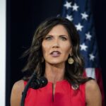 Kristi Noem pense toujours qu'elle a une chance de devenir vice-présidente de Trump