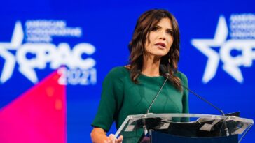 La tueuse de chiots Kristi Noem a passé une très, très mauvaise journée à la télévision conservatrice
