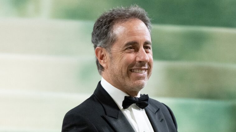 Le discours d'ouverture de Jerry Seinfeld incite au débrayage à l'Université Duke