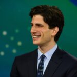 Le petit-fils de JFK revêt plusieurs personnages pour traiter RFK Jr. de « connard » menteur qui revient « bien en arrière » avec Trump