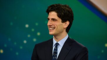 Le petit-fils de JFK revêt plusieurs personnages pour traiter RFK Jr. de « connard » menteur qui revient « bien en arrière » avec Trump