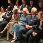 Le roi Charles et Cynthia Erivo partagent un rire à la Royal Academy of Dramatic Arts