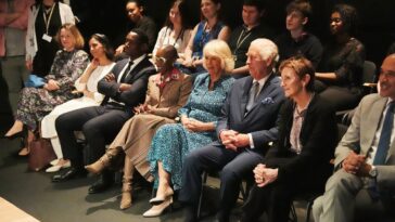 Le roi Charles et Cynthia Erivo partagent un rire à la Royal Academy of Dramatic Arts