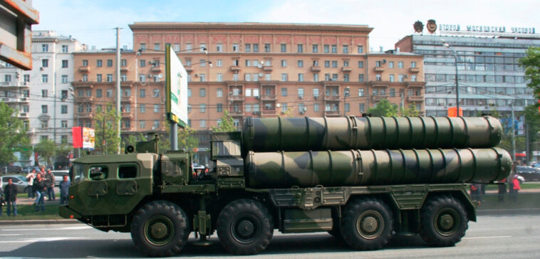 L’économie russe deux ans après le début de la guerre en Ukraine An S-300 anti-aircraft system missile launcher in a Russian military parade. , modified, cc SLonoed, https://commons.wikimedia.org/wiki/File:Side_view_of_a_S-300_launcher.JPG