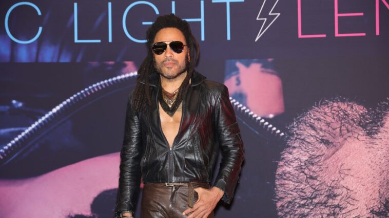 Lenny Kravitz et son pantalon d'entraînement en cuir sont célibataires Lenny Kravitz et son pantalon d'entraînement en cuir sont célibataires