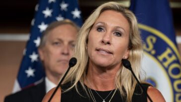 Les Républicains, les Démocrates et Donald Trump sont d'accord sur une chose : la décision de Marjorie Taylor Greene d'évincer Mike Johnson est une idée stupide