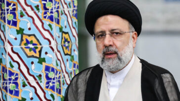 cc Maryam Kamyab, modified, https://simple.m.wikipedia.org/wiki/File:Raisi_in_2021-02.jpg