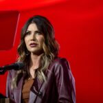 Oups : le nouveau livre de Kristi Noem comprend une histoire inventée sur sa rencontre avec Kim Jong Un Oups : le nouveau livre de Kristi Noem comprend une histoire inventée sur sa rencontre avec Kim Jong Un