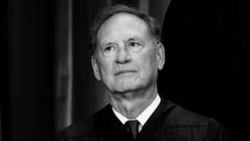 « Presque ridicule » : Sheldon Whitehouse n'achète pas la défense de John Roberts devant la Cour suprême
