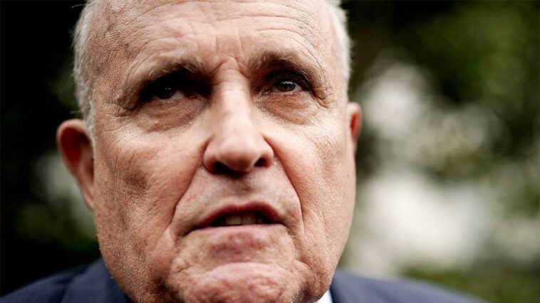 Rudy Giuliani ajoute « Je suis allé aux toilettes avec son micro zoom activé » à une longue liste d'exemples de sa mauvaise maîtrise de la technologie