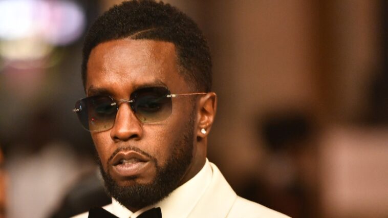 Sean « Diddy » Combs est montré en train d’agresser Cassie dans une vidéo dérangeante de 2016 Sean « Diddy » Combs est montré en train d’agresser Cassie dans une vidéo dérangeante de 2016