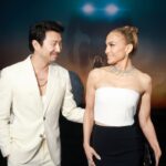 Simu Liu n'hésite pas à aider Jennifer Lopez à répondre à la question de divorce du journaliste sur Ben Affleck Simu Liu n'hésite pas à aider Jennifer Lopez à répondre à la question de divorce du journaliste sur Ben Affleck