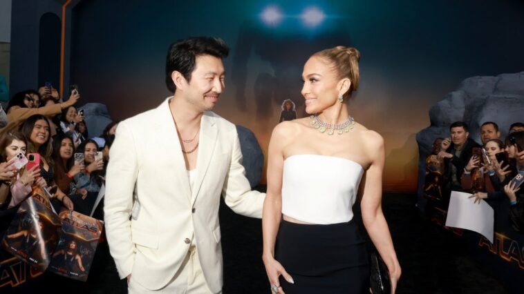 Simu Liu n'hésite pas à aider Jennifer Lopez à répondre à la question de divorce du journaliste sur Ben Affleck