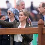 Sophie, la duchesse d'Édimbourg et le prince Edward découvrent le bar du Royal Windsor Horse Show