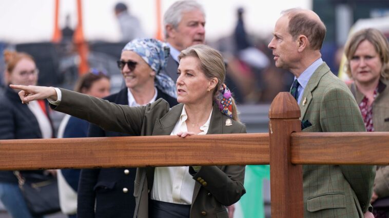 Sophie, la duchesse d'Édimbourg et le prince Edward découvrent le bar du Royal Windsor Horse Show Sophie, la duchesse d'Édimbourg et le prince Edward découvrent le bar du Royal Windsor Horse Show