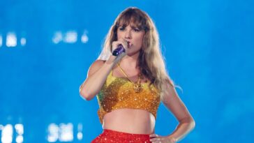 Taylor Swift a crié encore et encore Travis Kelce pendant qu'il dansait lors de la tournée Eras à Paris