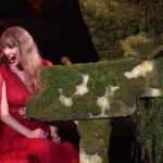 Travis Kelce n'a aucune idée d'où il se trouve en ce moment, mais il sait que le dernier spectacle de Taylor Swift était « d'un tout autre niveau »