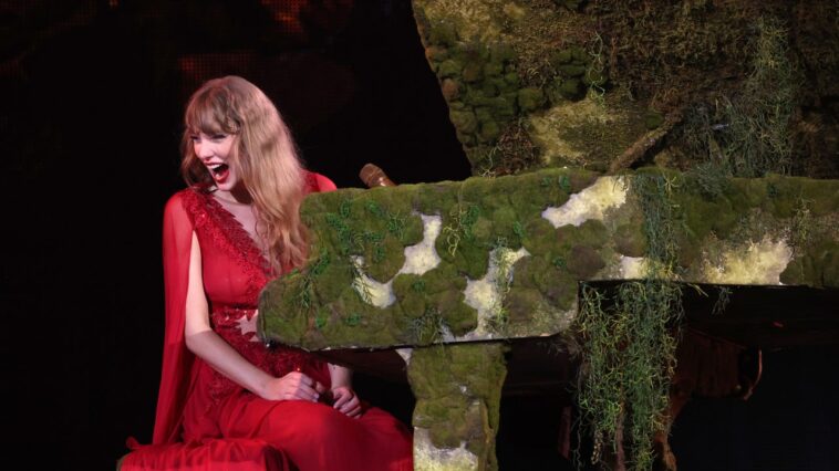 Travis Kelce n'a aucune idée d'où il se trouve en ce moment, mais il sait que le dernier spectacle de Taylor Swift était « d'un tout autre niveau »