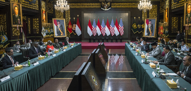 Une présidence Prabowo modifiera-t-elle le cours des relations sino-indonésiennes ? cc U.S. Secretary of Defense, modified, https://flickr.com/photos/secdef/52514169919/in/photolist-2o1uR9K-2o1uQom-2o1ttpS-2o1wiu7-2o1qYNd-2o1uMfc-2oEAtTs-2nUamN9-2pAjKdc-2o1r5Hj-2o1tryh-2o1tudF-2nr2LVR-2o1wbNX-2oEA6q8-2nqXHgU-2oEy6Je-2nr3YqR-2nqXHgi-2keTedf-2o2NhJH-2keXvw8-2keTdZV-2hXoLu1-2mKUYiD-2mKUYJP-2mKYakK-2jC8jeF-2keTbhk-2jC8kkZ-2keTfSx-2keTfMC-2keX54t-2keXrEA-2om4ytk-2jCbPRU-2jCcG5v-NPpjWS-2keX4cJ-2keXvCa-2keXwGu-2keT8Xf-2keWYYt-2keXsTx-2keXtQ2-2keXsm5-2keXtEc-2keXszr-2keXsMq-2keWYdk - Secretary of Defense Lloyd J. Austin III participates in a bi-lateral meeting with Indonesian Defense Minister Prabowo Subianto, Nov. 21, 2022. Secretary Austin’s visit will drive progress on key bilateral initiatives to support interoperability, capability development, and the professionalization and modernization of the Indonesian Armed Forces. (DoD photos by Chad J. McNeeley)