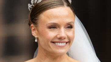 Olivia Henson épouse Hugh Grosvenor dans une robe de mariée personnalisée avec un clin d'œil aux histoires des deux familles