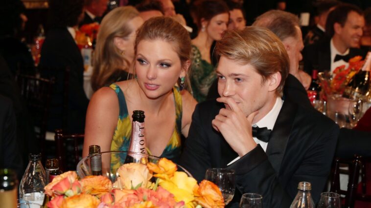 L'ancien de Taylor Swift, Joe Alwyn, se prononce sur le département des poètes torturés L'ancien de Taylor Swift, Joe Alwyn, se prononce sur le département des poètes torturés