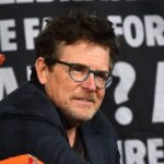 Michael J. Fox joue avec Coldplay pendant son concert à Glastonbury Michael J. Fox joue avec Coldplay pendant son concert à Glastonbury