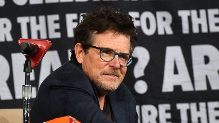 Michael J. Fox joue avec Coldplay pendant son concert à Glastonbury Michael J. Fox joue avec Coldplay pendant son concert à Glastonbury