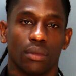 Après son arrestation, Travis Scott transforme une photo de tasse en design de t-shirt