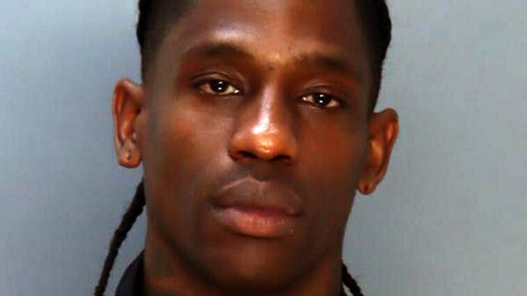 Après son arrestation, Travis Scott transforme une photo de tasse en design de t-shirt