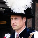 Chapeaux de plumes d'autruche et robes de velours du roi Charles, de la reine Camilla et du prince William Don pour les anciens rites de la Jarretière