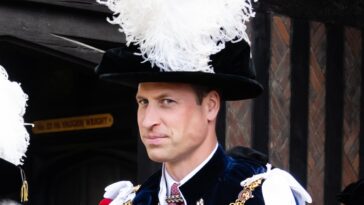Chapeaux de plumes d'autruche et robes de velours du roi Charles, de la reine Camilla et du prince William Don pour les anciens rites de la Jarretière