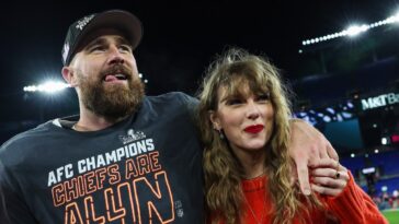 Comment Travis Kelce a réagi lorsqu'on lui a demandé quand il ferait de Taylor Swift "une femme honnête" devant une foule