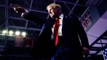 Dénigrer, s'amuser et jouer les victimes : les coulisses du blitz de messages de Trumpworld avant le débat