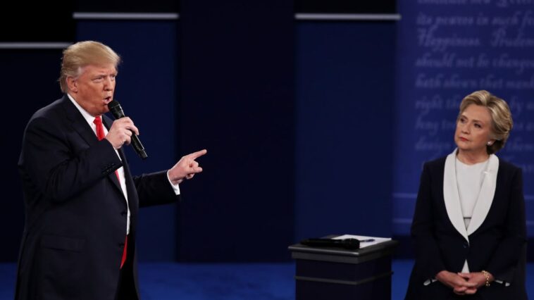 Donald Trump, qui risque une peine de prison, affirme de manière absurde qu'il n'a jamais demandé l'incarcération d'Hillary Clinton Donald Trump, qui risque une peine de prison, affirme de manière absurde qu'il n'a jamais demandé l'incarcération d'Hillary Clinton