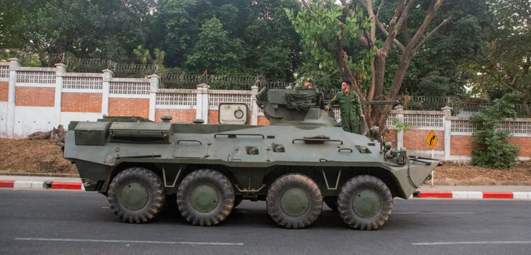 Guerre civile au Myanmar : la lutte existentielle du régime pèse sur l’économie (Myanmar Civil War) Burma Army BTR-3u deployed in Yangon. cc Wunna Sithu Min Payar, modified, https://commons.wikimedia.org/wiki/File:Burma_Army_BTR-3u.png