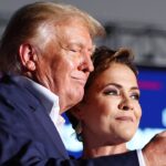 Kari Lake, loyaliste de Trump et candidat au Sénat américain, dénonce la condamnation de New York et s'exprime devant le drapeau confédéré Kari Lake, loyaliste de Trump et candidat au Sénat américain, dénonce la condamnation de New York et s'exprime devant le drapeau confédéré