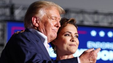 Kari Lake, loyaliste de Trump et candidat au Sénat américain, dénonce la condamnation de New York et s'exprime devant le drapeau confédéré