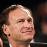 L'épouse de Samuel Alito fantasme ouvertement de faire flotter un drapeau anti-fierté avec le mot italien pour « honte » entouré de flammes L'épouse de Samuel Alito fantasme ouvertement de faire flotter un drapeau anti-fierté avec le mot italien pour « honte » entouré de flammes