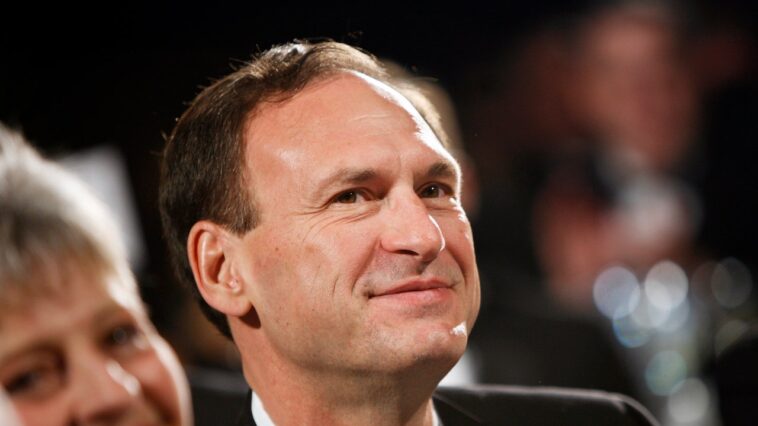 L'épouse de Samuel Alito fantasme ouvertement de faire flotter un drapeau anti-fierté avec le mot italien pour « honte » entouré de flammes