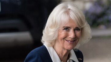 La reine Camilla prouve une fois de plus qu'elle est une royauté de la comédie en plaisantant sur le vol de l'un des emplois du roi Charles
