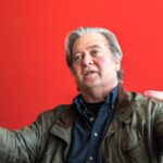 Bannon assure aux auditeurs du podcast que son émission continuera pendant son séjour en prison Le conseiller de Trump, Stephen Bannon, cite les devoirs de podcast comme raison pour laquelle il ne devrait pas être obligé de se présenter en prison