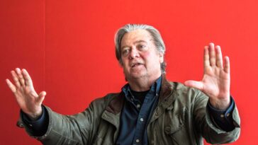 Le conseiller de Trump, Stephen Bannon, cite les devoirs de podcast comme raison pour laquelle il ne devrait pas être obligé de se présenter en prison