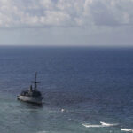 Le dernier deuxième affrontement de Thomas Shoal ne parvient pas à invoquer MDT 130122-N-ZZ999-001 SULU SEA, Philippines (Jan. 22, 2013) A U.S. Navy P-3 Orion provides aerial surveillance of the USS Guardian (MCM 5), which ran aground on Tubbataha Reef on Jan. 17. USNS Bowditch (T-AGS 62), left, and a Philippine Coast Guard ship, BRP Corregidor, right, are closely cooperating during ongoing efforts to safely recover Guardian while minimizing environmental effects to the reef. (U.S. Navy photo by Aircrewman Tactical Helicopters 3rd Class Geoffrey Trundell/Released)