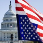 Les partisans de Trump font flotter les drapeaux américains à l’envers pour protester contre le verdict de culpabilité à New York