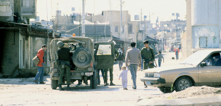 Notes de bas de page de Joe Sacco sur Gaza et le conflit israélo-palestinien actuel cc Efi Sharir / Dan Hadani collection / National Library of Israel / The Pritzker Family National Photography Collection, modified, https://commons.wikimedia.org/w/index.php?limit=500&offset=0&profile=default&search=Gaza&title=Special:Search&ns0=1&ns6=1&ns12=1&ns14=1&ns100=1&ns106=1#/media/File:Intifada_in_Gaza_Strip_(FL45954629).jpg