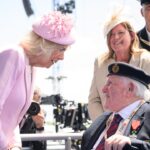 Pourquoi la reine Camilla portait du rose de la tête aux pieds lors de l'événement du jour J avec le roi Charles et le prince William