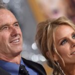 Robert F. Kennedy Jr. vivait autrefois avec un émeu qui attaquait régulièrement sa femme (maintenant, il n'a plus que des corbeaux de compagnie, il nourrit des restes de viande et crie « Caw ! Caw ! »)