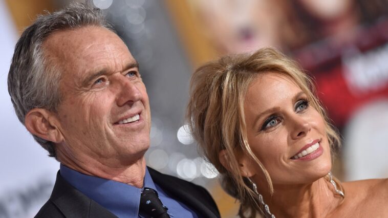 Robert F. Kennedy Jr. vivait autrefois avec un émeu qui attaquait régulièrement sa femme (maintenant, il n'a plus que des corbeaux de compagnie, il nourrit des restes de viande et crie « Caw ! Caw ! »)