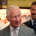 Rod Stewart taquine David Beckham sur le fait qu'il n'a pas été fait chevalier – devant le roi Charles